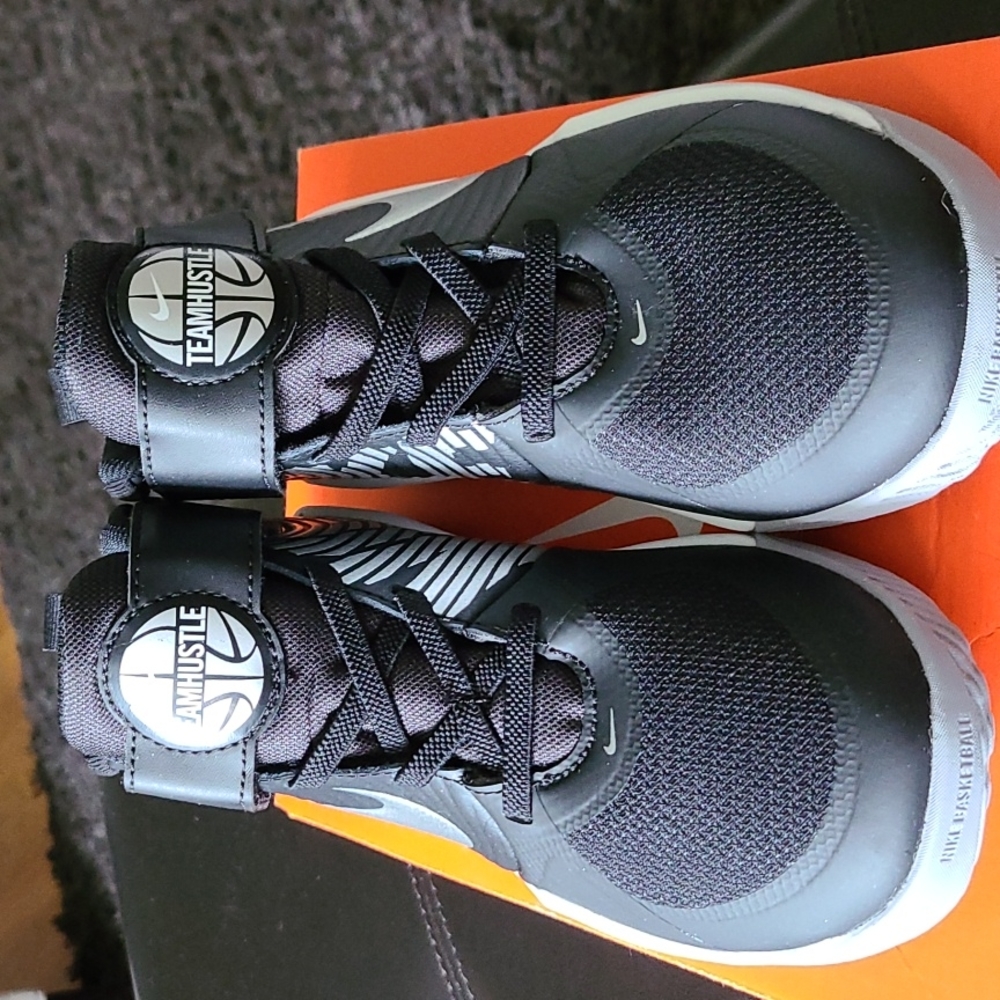 Nike kids Basketball sneakers Team Hustle D 9 (PS) black/metallic silver Size 2Y